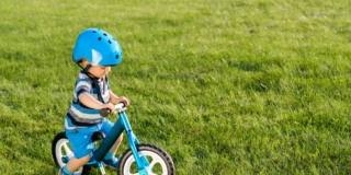 Non c'è un età precisa per insegnare ai bambini ad andare in bicicletta. Importante è rispettare i loro tempi, non forzarli, sostenendoli sempre e incoraggiandoli