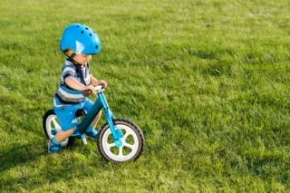 Non c'è un età precisa per insegnare ai bambini ad andare in bicicletta. Importante è rispettare i loro tempi, non forzarli, sostenendoli sempre e incoraggiandoli
