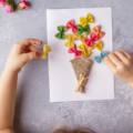I bambini possono fare dei lavoretti creativi per la festa della mamma con le loro manine, facendosi aiutare dalle maestre oppure dal papà. Ecco alcune idee facili da realizzare