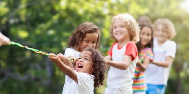 Giochi all’aperto per bambini di tutte le età: 34 idee da replicare