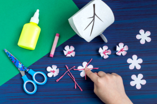 Making,Gift,Box,By,The,Child,For,Mother's,Day.,Children's Making,Gift,Box,By,The,Child,For,Mother's,Day.,Children's