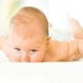 Il Tummy time, ossia il tempo del pancino, consiste in una serie di semplici esrcizi che il neonato fa in modo spontaneo sotto la sorveglianza della mamma o del papà utili a rafforzare la muscolatura del collo e della schiena