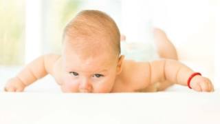 Il Tummy time, ossia il tempo del pancino, consiste in una serie di semplici esrcizi che il neonato fa in modo spontaneo sotto la sorveglianza della mamma o del papà utili a rafforzare la muscolatura del collo e della schiena
