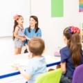 La recita di frasi e poesi alla maestre è una bella consuetudine che segna la fine dell'anno scolastico. Ecco alcuni spunti per i propri bambini