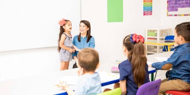 Poesie e frasi da dedicare alle maestre per la fine dell’anno scolastico