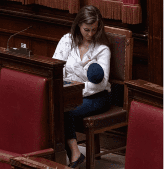 Gilda Sportiello è la prima Deputata in Italia ad allattare durante i lavori della Camera