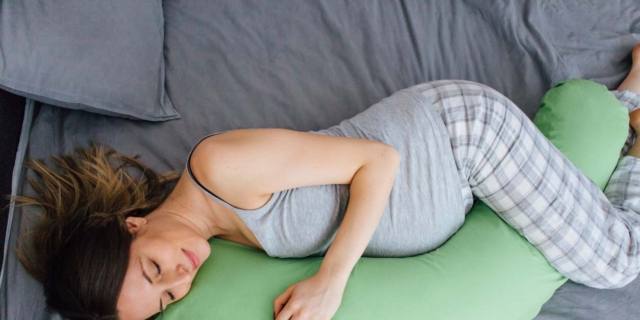 Come dormire in gravidanza: posizioni e consigli per un sonno rilassante