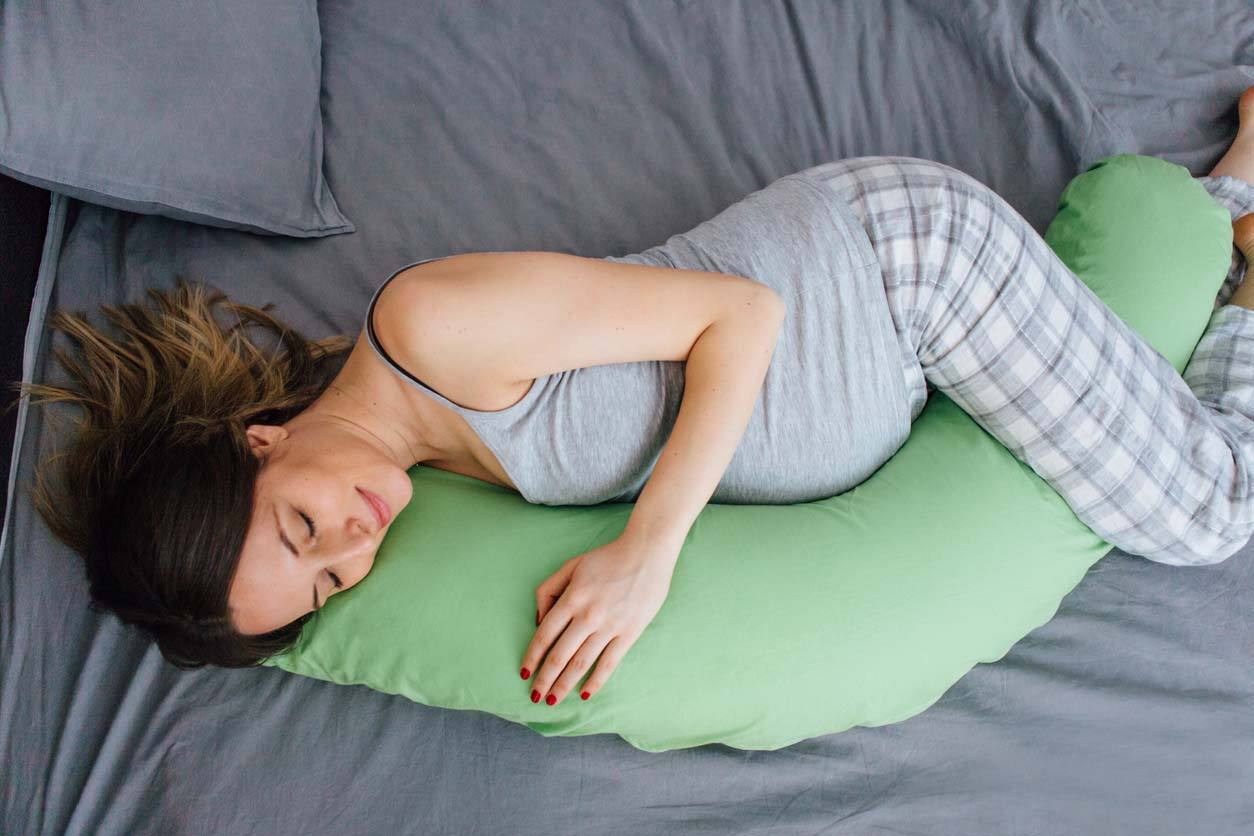 Come dormire bene in gravidanza: posizioni e consigli per un sonno