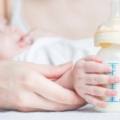 L'allattamento misto è una pratica adottata quando per un qualsiasi motivo il solo latte materno non basta a nutrire a sufficienza il bebè. Ecco come procedere