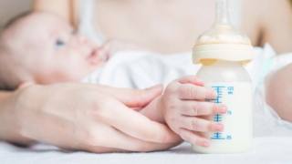 L'allattamento misto è una pratica adottata quando per un qualsiasi motivo il solo latte materno non basta a nutrire a sufficienza il bebè. Ecco come procedere