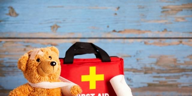 Kit pronto soccorso da viaggio:  prodotti indispensabili per una vacanza con i bambini