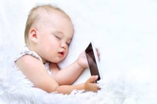 Piccola guida ai rumori bianchi per neonati che aiutano a calmare il bebè e conciliano il sonno. Come riprodurli e usarli bene
