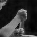 Bambino che mangia la sabbia, cosa fare?