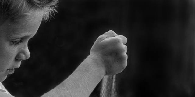 Bambino che mangia la sabbia, cosa fare?