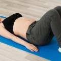 Tenere allenato il pavimento pelvico è fondamentale sia in gravidanza sia nel post parto per evitare disturbi come incontinenza urinaria fino al prolasso. Ecco gli esercizi da eseguire
