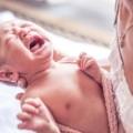 La sindrome del bambino scosso può portare a conseguenze molto serie, perfino letali. Ecco che cosa non bisogna mai fare quando si ha in braccio un neonato