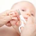 I consigli degli esperti per tagliare le unghie al neonato in totale sicurezza e senza ansia