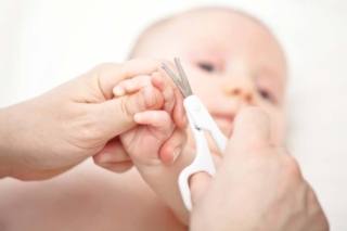 I consigli degli esperti per tagliare le unghie al neonato in totale sicurezza e senza ansia