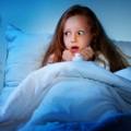 Verso i due-tre anni è normale che i bambini abbiano paura del buio. Ecco come rassicurarli ed evitare che una paura normale si trasformi in un disturbo fobico