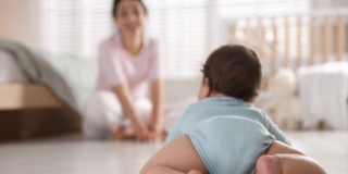 Quando i bambini iniziano a gattonare: a che età e cosa sapere