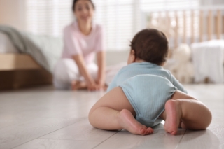 bambino che gattona bambino che gattona