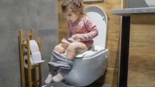 Ecco alcuni semplici ma efficaci consigli per insegnare ai bambini a pulirsi il sederino da soli e ad avere cura della propria igiene intima