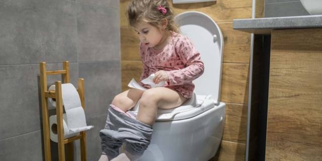 Come insegnare ai bambini a pulirsi da soli in bagno