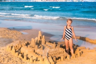 foto bambina con castello di sabbia foto bambina con castello di sabbia