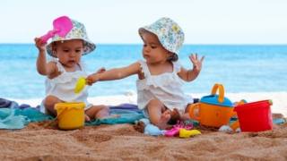 15 consigli utili per andare in vacanza con neonati e bambini al mare o in montagna