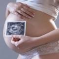 in genere la macrosomia fetale si verifica se la donna è in sovrappeso o soffre di diabete gestazionale. Questa situazione viene confermata con l'ecografia del terzo trimestre, detta anche ecografia biometrica. Se il peso del bambino supera i 4.5 kg possono esserci dei rischi