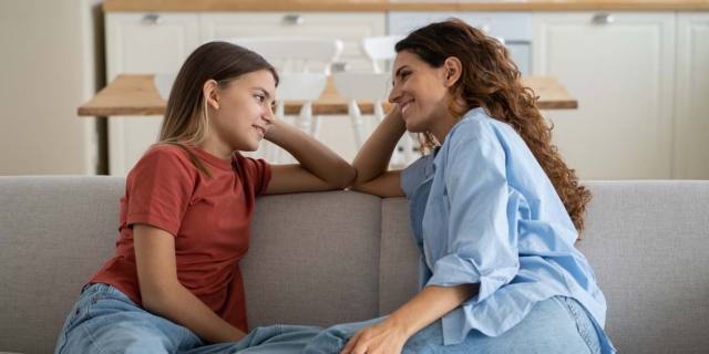 Prime mestruazioni: come spiegarlo alle figlie adolescenti