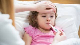 La meningoencefalite nei bambini è una malattia molto seria. Scopri quali sono le cause, i sintomi e come è possibile prevenirla
