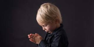 Ecco come spiegare il lutto ai bambini e aiutarli a superare il dolore e il senso di vuoto