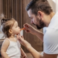 Dare medicine ai bambini