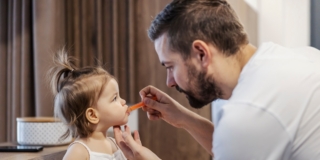 Come dare le medicine ai bambini senza drammi: la guida pratica per genitori