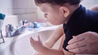 Ecco come insegnare ai bambini a lavarsi da soli e a far sì che la cura della propria igiene diventi una pratica gradita e quotidiana.