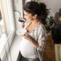 Il caffè in gravidanza si può bere, ma è importante non esagerare, ovvero non bere più di due o tre tazzine al giorno, per evitare che l'eccesso di caffeina possa nuocere al bimbo nel pancione