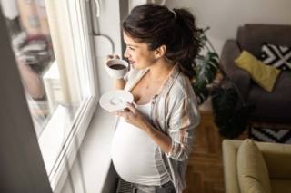 Il caffè in gravidanza si può bere, ma è importante non esagerare, ovvero non bere più di due o tre tazzine al giorno, per evitare che l'eccesso di caffeina possa nuocere al bimbo nel pancione