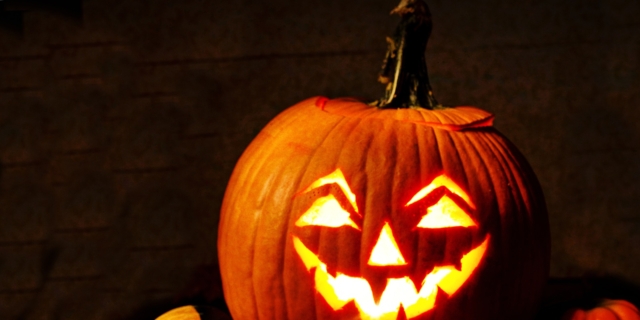 Zucca di Halloween fai da te per bambini: tutti gli step
