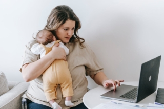 Bonus mamme lavoratrici 2024: requisiti, come richiederlo e a chi spetta