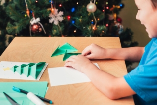 Albero di natale con i ritagli di carta Albero di natale con i ritagli di carta