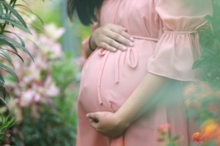 Donna partorisce senza sapere di essere incinta: è davvero possibile? La parola all’esperto