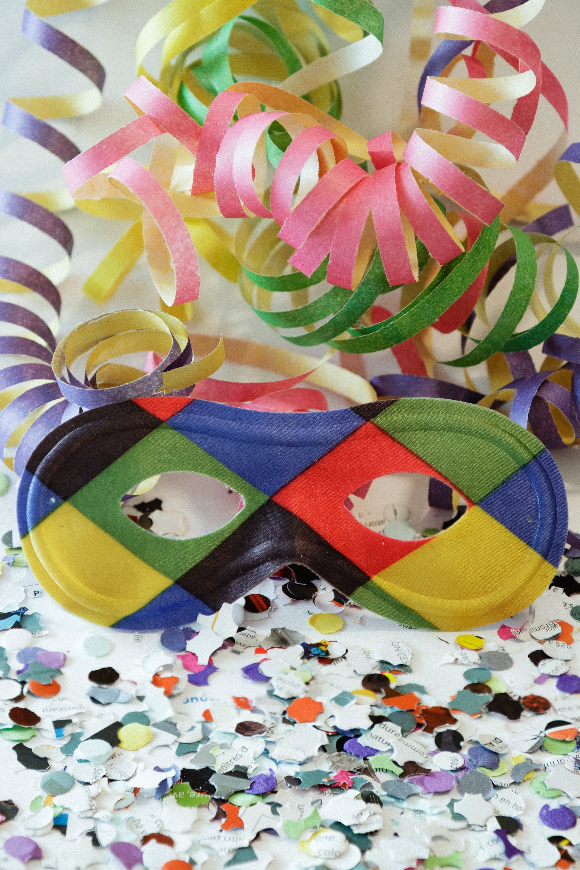 Cartoncini colorati e carta crespa: 5 lavoretti per bambini creativi