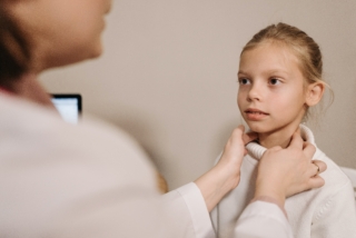 Placche in gola nei bambini: cosa fare? Cause, sintomi e rimedi