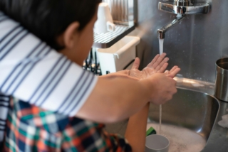 Come insegnare ai bambini a lavare bene le mani: idee utili e divertenti