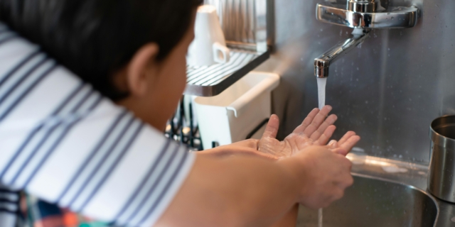 Come insegnare ai bambini a lavare bene le mani: idee utili e divertenti