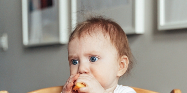 Come tagliare i cibi ai bambini: i tagli sicuri per lo svezzamento (e non solo)