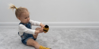 Come insegnare ai bambini a vestirsi da soli: consigli pratici dalla Fondazione Montessori