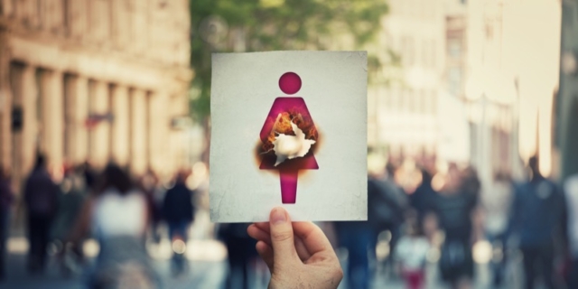 Diritto all’aborto: in Francia entra nella Costituzione