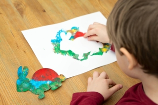 colorare con gli stencil di Pasqua colorare con gli stencil di Pasqua
